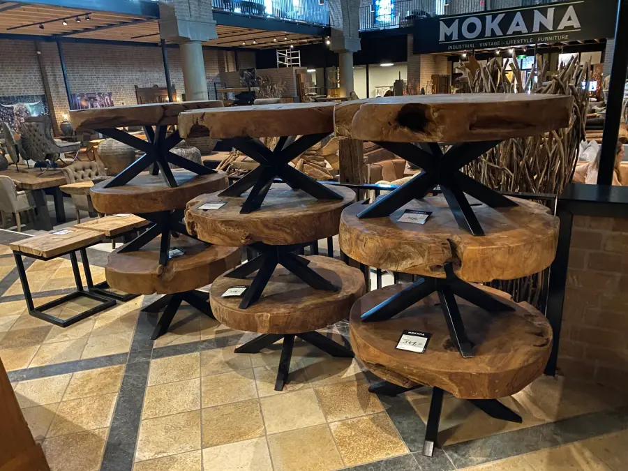 Suarhouten boomstamtafels in de showroom